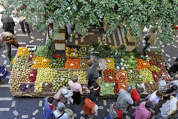 Obst und Gemüse Verkauf in der Mercado dos Lavradores (Markthalle)  Funchal  Madeira  Portugal