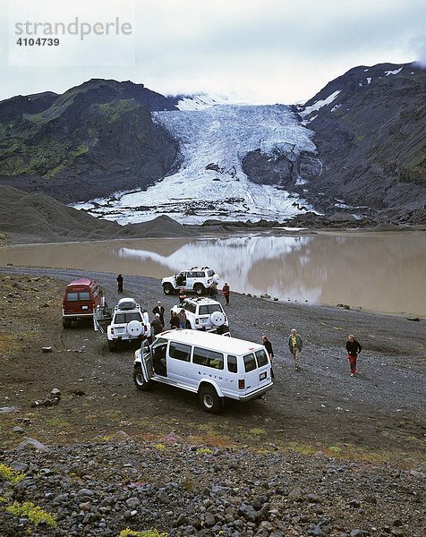 Geländewagen vor einem Gletschersee und dahinter die Gletscherzunge Gigjökull  Thorsmörk  Island