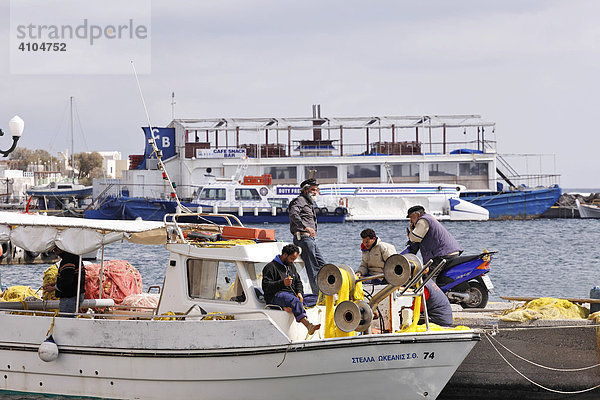 Fischer im Hafen von Ormos Vlichada  Vlichada  Santorin  Griechenland