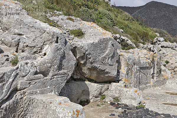 Heiligtum des Artemidoros mit Reliefs eines Löwen (Apollon) und Adler (Zeus)  Alt Thira  Santorin  Griechenland