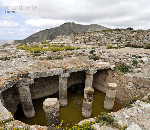 Zisterne auf dem Ruinenfeld auf dem Messa Vouno  Alt Thira  Santorin  Griechenland