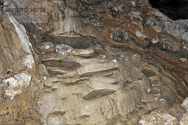 Quelle mit Sinterterrassen in einer Höhle bei der Kapelle Zoodochos Pigi  Kamari  Santorin  Griechenland