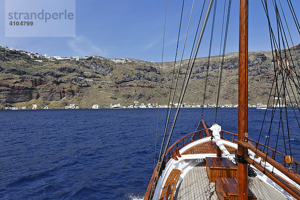 Blick von einem Segelschiff auf die Felswände der Caldera  Santorin  Griechenland