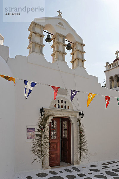 Fürs Osterfest geschmückte Kirche in der Chora (Altstadt)  Mykonos  Griechenland