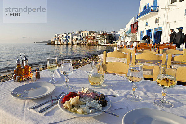 Griechischer Vorspeisenteller mit Blick von einem Restaurant zu Little Venice (Klein Venedig)  Mykonos  Griechenland