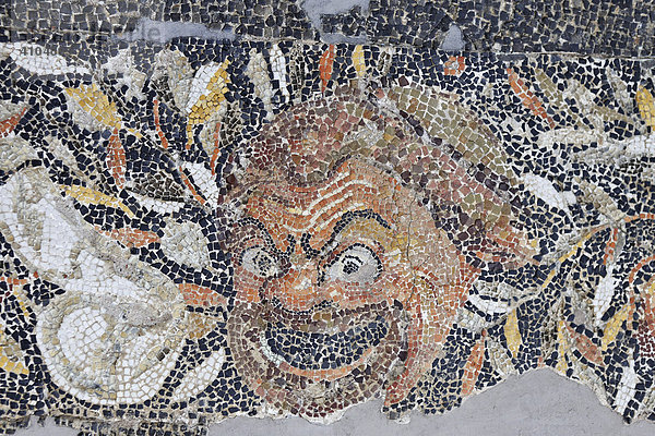 Mosaik-Fußboden mit Maske der Neuen Komödie aus dem Hügel-Haus im Museum  Delos  Griechenland