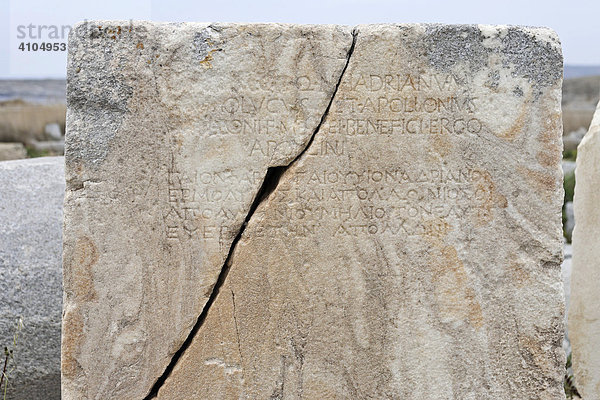 Lateinische und griechische Weiheinschrift an Apollo  Delos  Griechenland