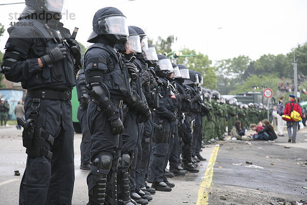 Aufgereihte Polizeibeamte mit Helmen bei Polizeieinsatz  Heiligendamm  Rostock  Deutschland