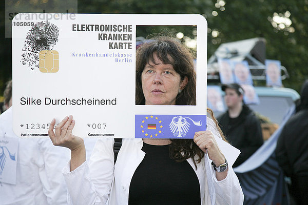 Ärtztin demonstriert gegen die Einführung der elektronischen Krankenkassenkarte  22.09.2007  Berlin Deutschland