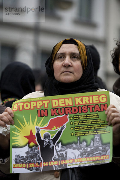 Rund 300 Personen demonstrierten am 26.01.2008 in Berlin Neukölln und Kreuzberg gegen türkische Militärangriffe auf kurdische Dörfer im Nordirak  Berlin  Deutschland.