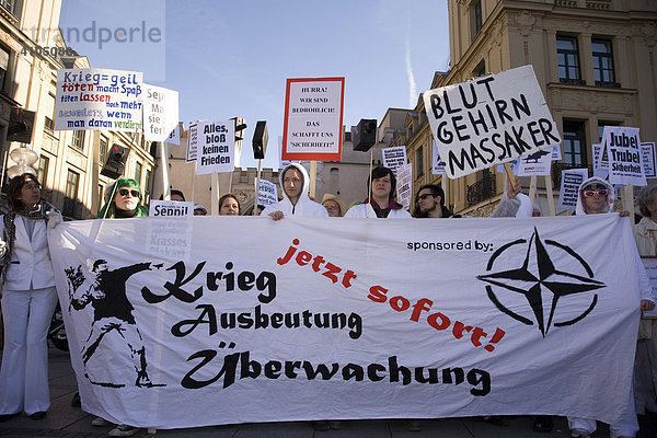 Auftakt der Proteste gegen Sicherheitskonferenz 2008 in München mit einer satirischen Demonstration  München  Deutschland