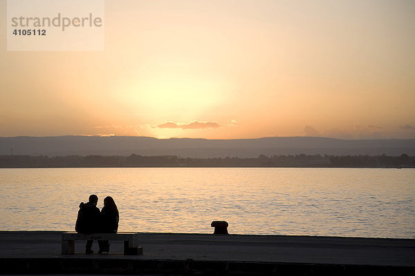 Silhouette eines Paares im Hafen von Syrakus  Sizilien  Italien
