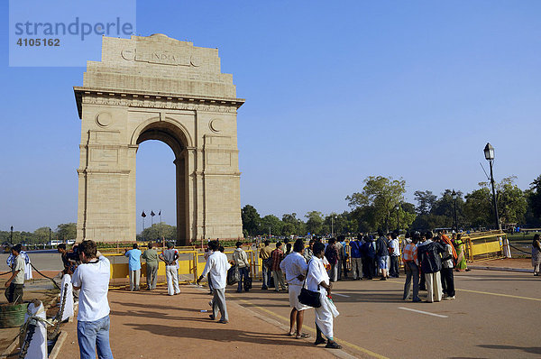 Touristen am Kriegsdenkmal India Gate  Neu-Delhi  Indien  Asien