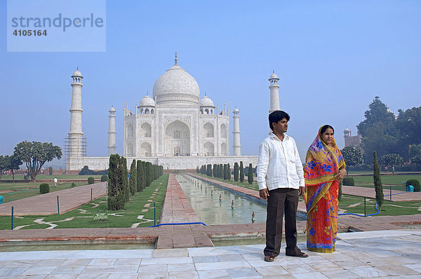 Paar vor dem Taj Mahal  Tadsch Mahal  Mausoleum  Agra  Uttar Pradesh  Indien  Asien