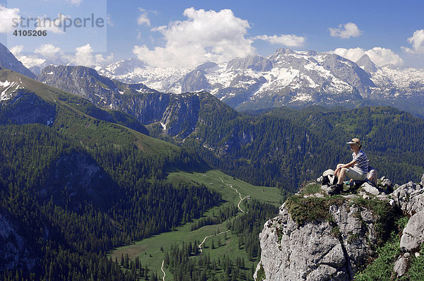 Frau auf dem Gipfel des Jenner  Nationalpark Berchtesgaden  Bayern  Deutschland  Europa