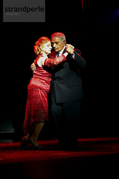 Tango tanzendes Paar in einer Show im Borges Kulturzentrum  Recoleta  Buenos Aires  Argentinien