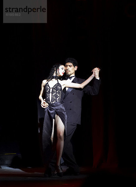 Tango tanzendes Paar in einer Show im Borges Kulturzentrum  Recoleta  Buenos Aires  Argentinien
