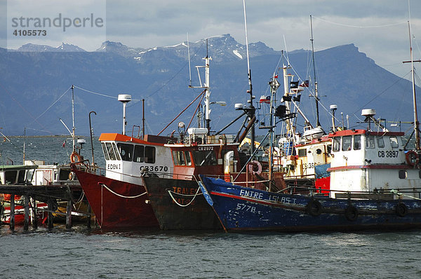 Schiffe in der Ultima Esperanza Bay  Puerto Natales  Chile