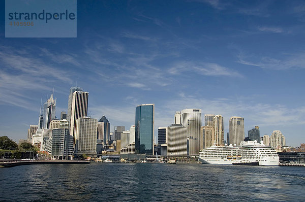 Blick auf die Skyline von Sydney vom Hafen aus  Australien