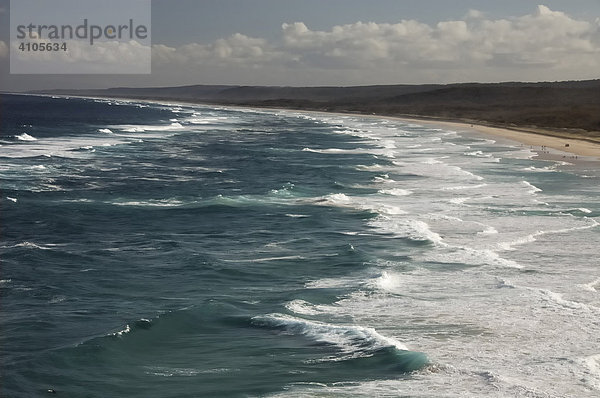 Starke Brandung am Main Beach vom Point Aussichtspunkt gesehen  North Stradbroke Island  Queensland  Australien