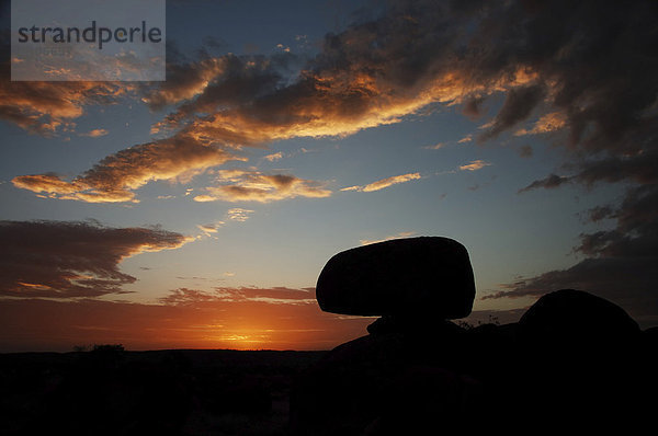 Silhouette der Devil's Marbles (Karlu Karlu)  Sonnenuntergang  Northern Territory  Australien