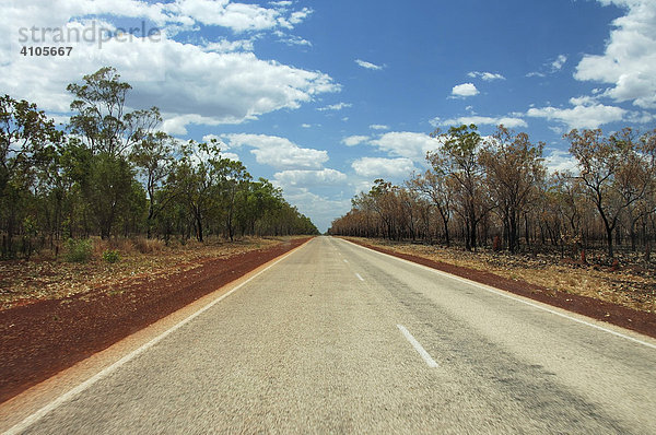 Highway im Hinterland  Northern Territory  Australien