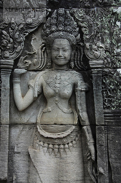 Steinschnitzerei eines weiblichen Gesichtes  Apsaras  stehende himmlische Nymphen  Bayon Tempel  Angkor Wat  Kambodscha