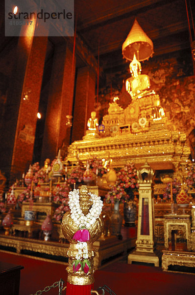 Sitzende Buddhastatue (Phra Buddha Deva Patimakorn)  Hauptbuddha Figur des Wat Pho Tempel  Bangkok  Thailand