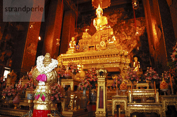 Sitzende Buddhastatue (Phra Buddha Deva Patimakorn)  Hauptbuddha Figur des Wat Pho Tempel  Bangkok  Thailand