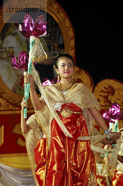 Tänzerinnen  Bühnenauftritt während Feierlichkeiten zum Geburtstag des Königs  Bangkok  Thailand
