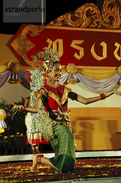 Tänzerin  Bühnenauftritt während Feierlichkeiten zum Geburtstag des Königs  Bangkok  Thailand