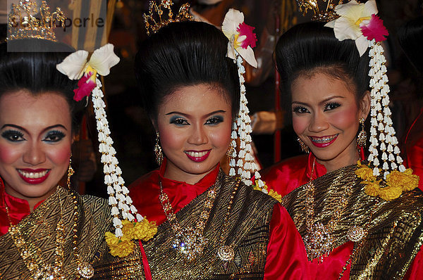 Tänzerinnen bei einer historic show  Wat Pra Mahathat  Ayuthaya  Thailand