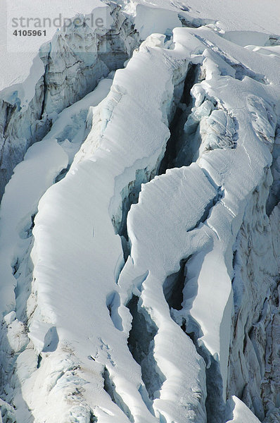 Risse in einem Gletscher vom Refugio Otto Meiling aus gesehen  Mt. Tronador  Nahuel Huapi Nationalpark  Patagonien  Argentinien