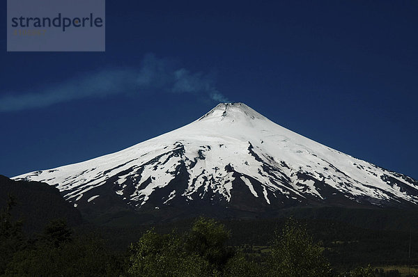 Vulkan Villarrica von Pucon aus gesehen  Patagonien  Chile