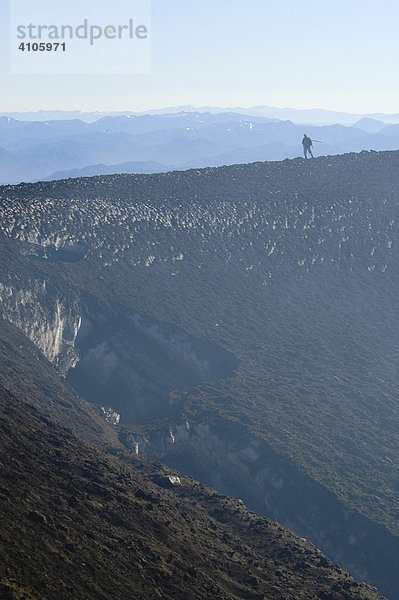 Wanderer auf dem Kraterrand von Vulkan Villarrica  Pucon  Patagonien  Chile