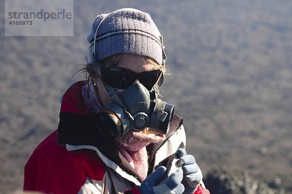 Gasmaske gegen Vulkandämpfe  Vulkan Villarrica  Pucon  Patagonien  Chile