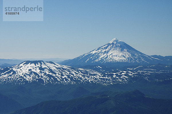 Vulkane Quetrupillan und Lani­n vom Vulkan Villarrica aus gesehen  Pucon  Patagonien  Chile