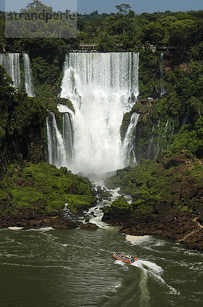 Wasserfälle und Ausflugsboot von der brasilianischen Seite aus gesehen  Iguacu  Brasilien  Südamerika