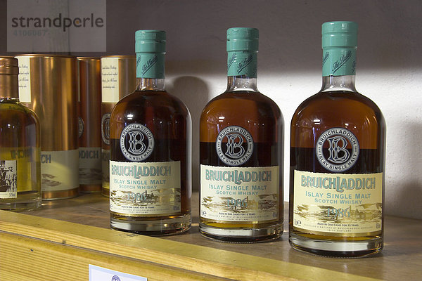 3 Flaschen Bruichladdich-Whisky im Verkaufsraum der Destillerie. Insel Islay  Schottland.