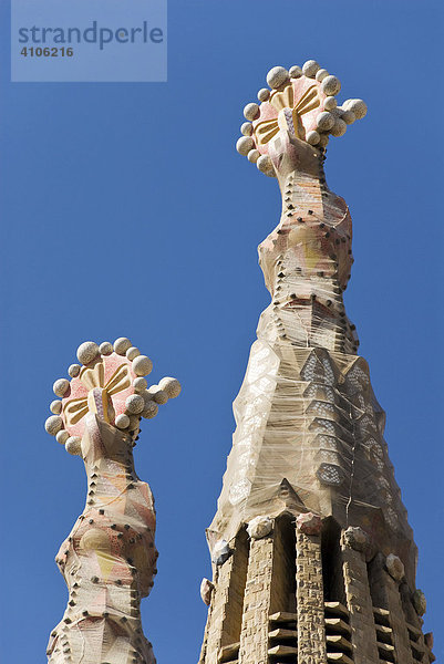 Spitzen der Türme der Kirche La Sagrada Familia des Architekten Antoni Gaudí  Stadtteil Eixample  Barcelona  Spanien  Europa