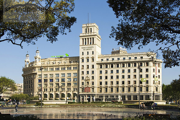 Placa de Catalunya  hinten das Gebäude der Banco Espanol de Credito  Stadteil Eixample  Barcelona  Spanien  Europa