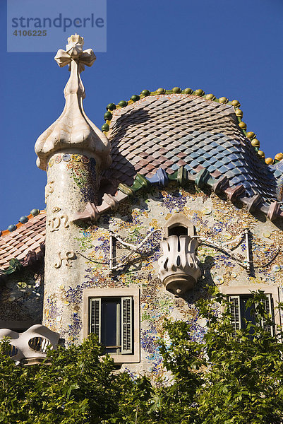 Dach der Casa Batlò des Architekten Antoni Gaudí  Stadtteil Eixample  Barcelona  Spanien  Europa