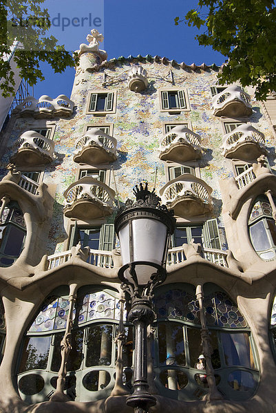 Fassade der Casa Batlò des Architekten Antoni Gaudí  Stadtteil Eixample  Barcelona  Spanien  Europa