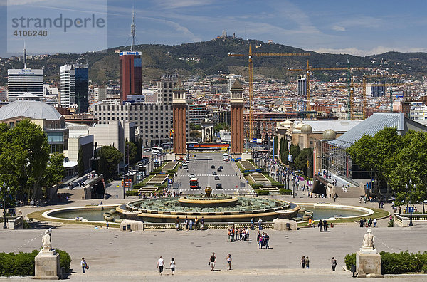 Blick vom Palau Nacional zur Avenida de la Reina Maria Cristina und Placa d'Espana  Barcelona  Spanien  Europa
