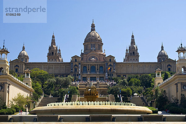 Palau Nacional zur Avenida de la Reina Maria Cristina und Placa d'Espana  Barcelona  Spanien  Europa