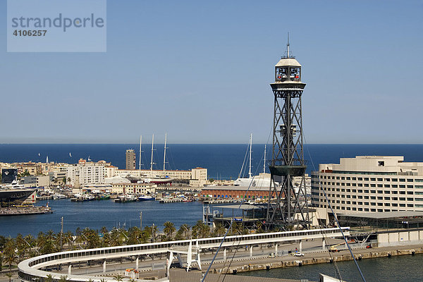 Blick über den Hafen Port Vell mit dem Torre de Jaume I der Seilbahn Transbordador Aeri  Barcelona  Spanien  Europa