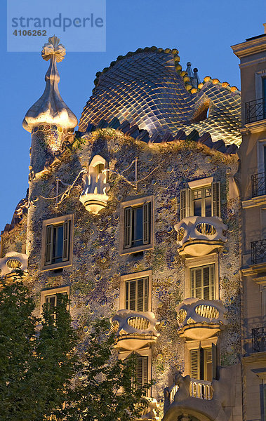 Fassade der Casa Batlò des Architekten Antoni Gaudí am Passeig de Gràcia  Stadtteil Eixample  Barcelona  Spanien  Europa