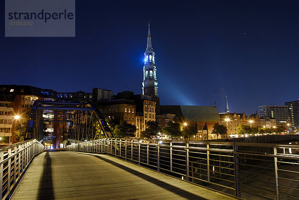 Kibbelstegbrücke und die St. Katharinenkirche in Hamburg  Deutschland