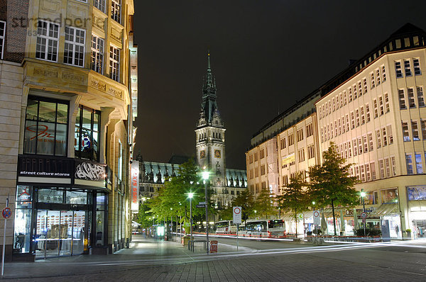 Das Rathaus und die Einkaufsstraße Mönckebergstraße in Hamburg  Deutschland