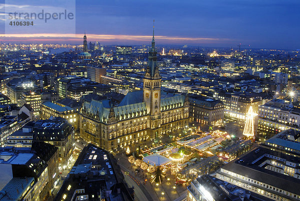 Das Rathaus mit Weihnachtsmarkt in Hamburg  Deutschland